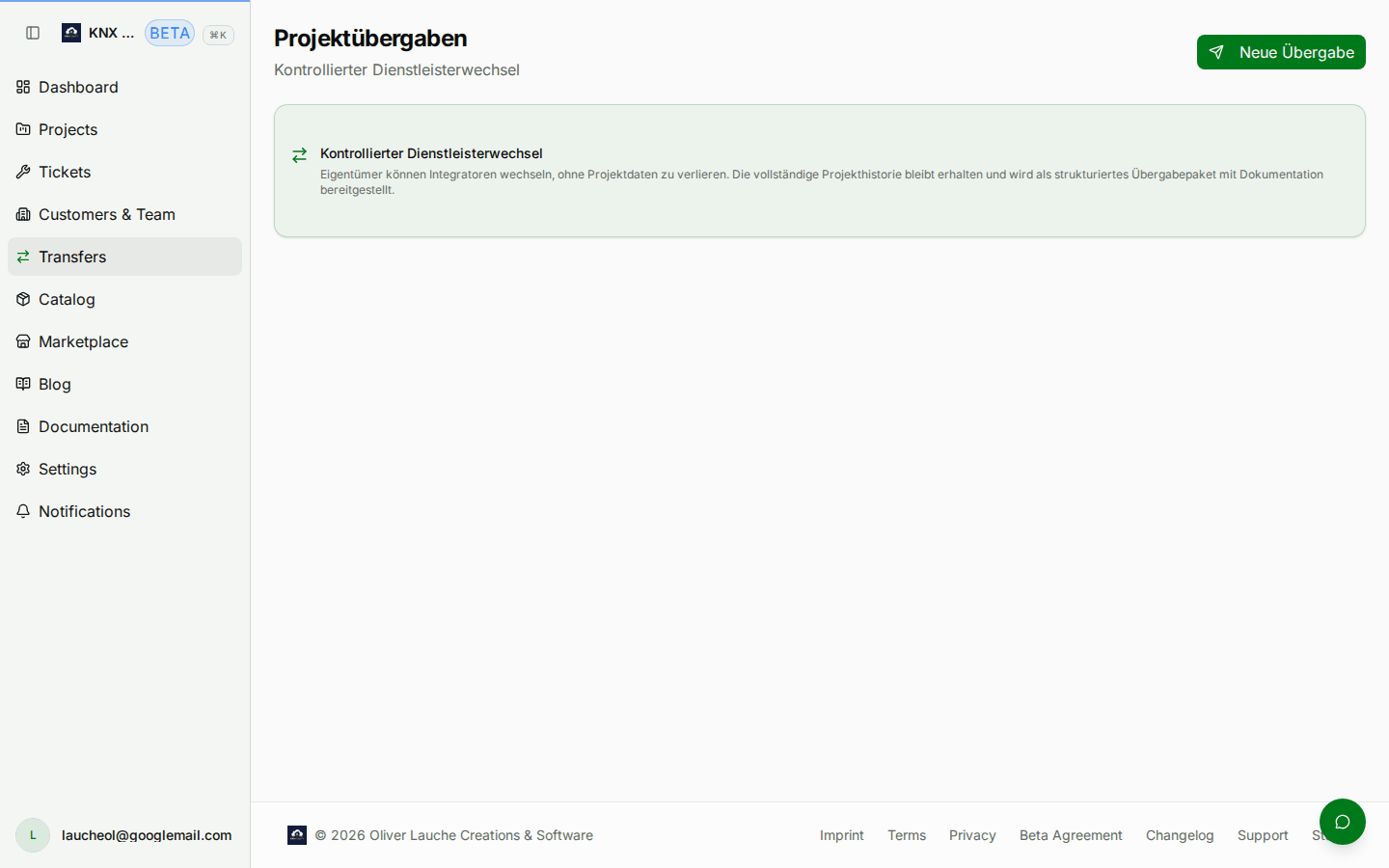 Transfers page showing two sections: incoming transfers (with source org, project name, Accept / Decline buttons per row) and outgoing transfers (with destination org, status, and a Withdraw action). The 'Neue Übergabe' button sits in the top-right.